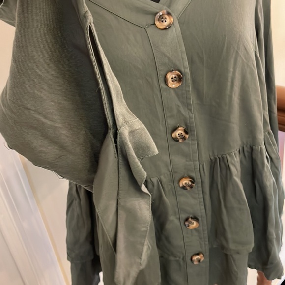 NWT! entro green tiered tie sleeve top. size M - Picture 5 of 7